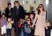 Brad-Pitt-y-Angelina-Jolie-con-sus-hijos.-300x199