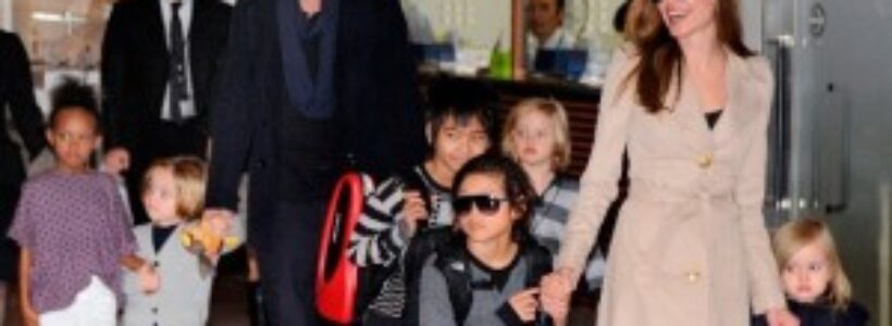 Brad-Pitt-y-Angelina-Jolie-con-sus-hijos.-300x199