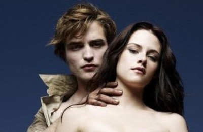 Robert-Pattinson-y-Kristen-Stewart-en-una-imagen-promocional-de-la-saga-Crepsculo-300x168