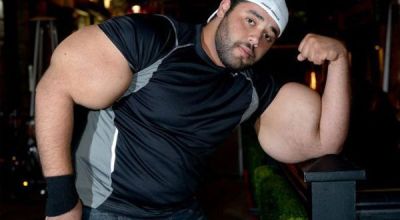 660_hombre_con_los_biceps_mas_grandes_del_mundo