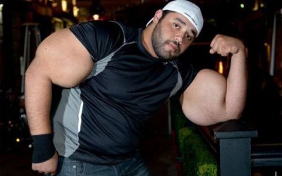 660_hombre_con_los_biceps_mas_grandes_del_mundo
