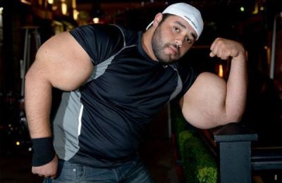 660_hombre_con_los_biceps_mas_grandes_del_mundo