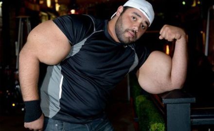 660_hombre_con_los_biceps_mas_grandes_del_mundo