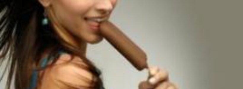 mujer-tomando-helado