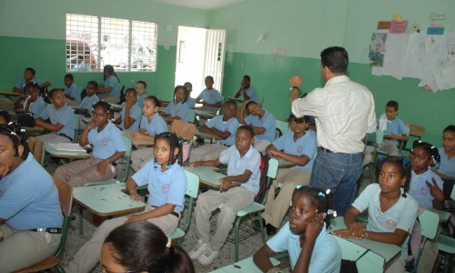 profesores_piden_aumento_de_30_mil_por_tanda