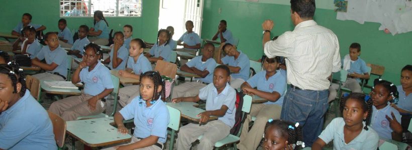 profesores_piden_aumento_de_30_mil_por_tanda