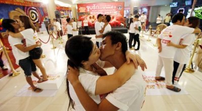 ekkachai-tiranarat-d-y-mujer-laksana-tiranarat-batieron-el-record-del-beso-mas-largo-del-mundo-_595_398_135170