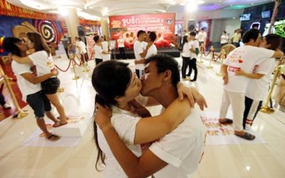 ekkachai-tiranarat-d-y-mujer-laksana-tiranarat-batieron-el-record-del-beso-mas-largo-del-mundo-_595_398_135170