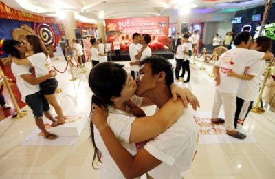 ekkachai-tiranarat-d-y-mujer-laksana-tiranarat-batieron-el-record-del-beso-mas-largo-del-mundo-_595_398_135170