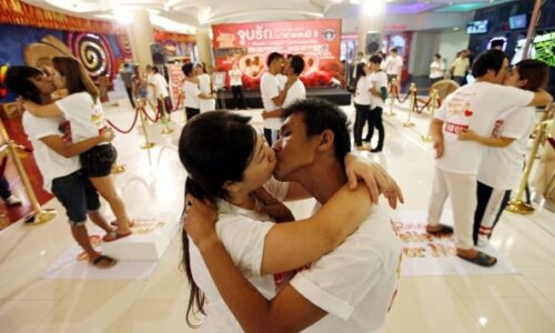 ekkachai-tiranarat-d-y-mujer-laksana-tiranarat-batieron-el-record-del-beso-mas-largo-del-mundo-_595_398_135170