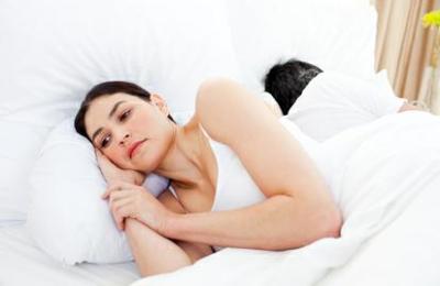 mujer-intimidad-cama-sexo-pareja