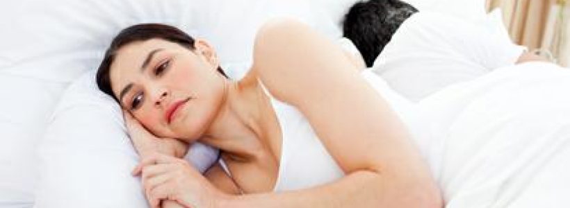 mujer-intimidad-cama-sexo-pareja
