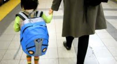 nio-con-mochila