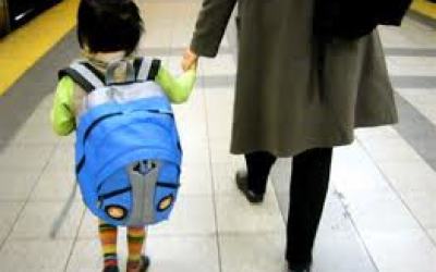 nio-con-mochila