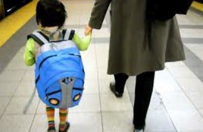 nio-con-mochila