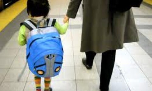 nio-con-mochila