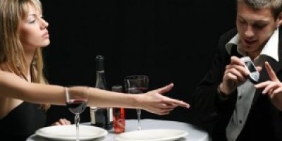 cena-pareja-revisar-celular-300x179
