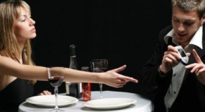 cena-pareja-revisar-celular-300x179