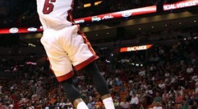lebron-james-jugador-de-los-miami-heat-anota-ante-los-bobcats_351_464_149935