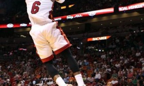 lebron-james-jugador-de-los-miami-heat-anota-ante-los-bobcats_351_464_149935
