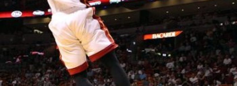lebron-james-jugador-de-los-miami-heat-anota-ante-los-bobcats_351_464_149935