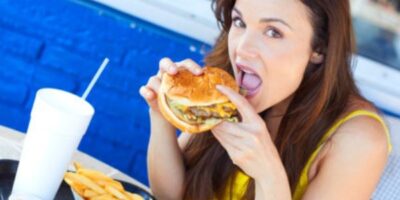 Comiendo_hamburguesa64323455