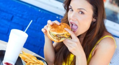 Comiendo_hamburguesa64323455