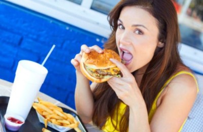 Comiendo_hamburguesa64323455