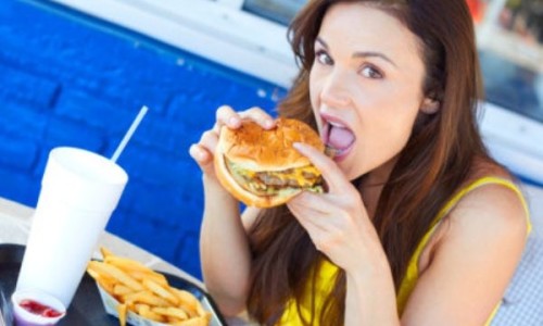 Comiendo_hamburguesa64323455