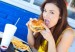 Comiendo_hamburguesa64323455