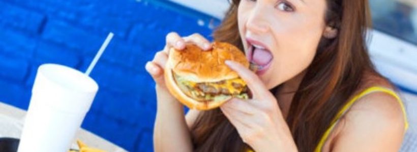 Comiendo_hamburguesa64323455