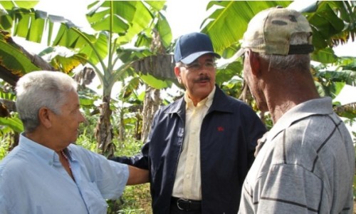 Danilo-Medina-con-agricultores-