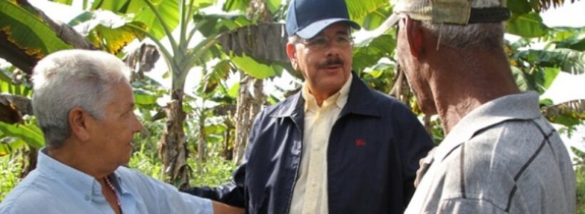 Danilo-Medina-con-agricultores-