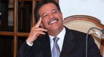 Leonel-Fernndez-sali-el-coche-300x179