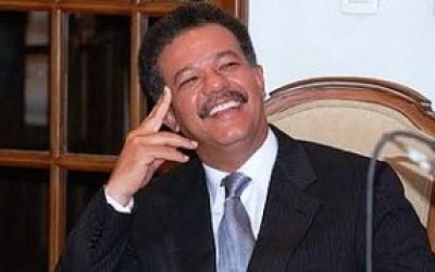 Leonel-Fernndez-sali-el-coche-300x179