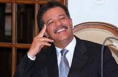 Leonel-Fernndez-sali-el-coche-300x179
