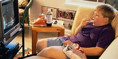 comiendo0-distraido