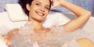 mujer-baandose-300x214