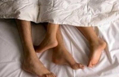 pareja-sabanas-durmiendo-300x224