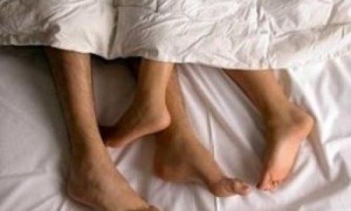 pareja-sabanas-durmiendo-300x224