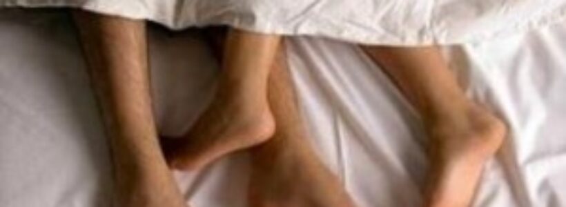 pareja-sabanas-durmiendo-300x224