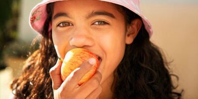 girl_eating_apple