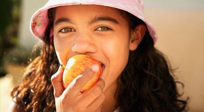 girl_eating_apple