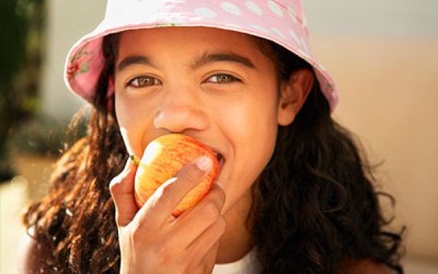 girl_eating_apple