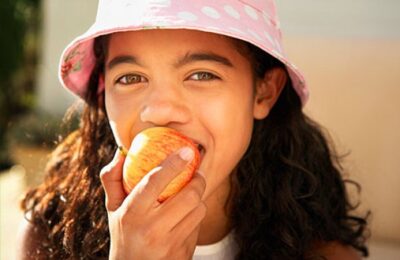 girl_eating_apple