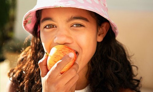 girl_eating_apple