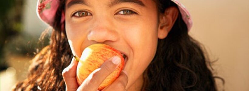 girl_eating_apple