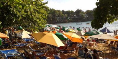 playa_llena_de_gente