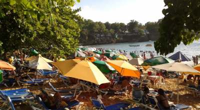 playa_llena_de_gente