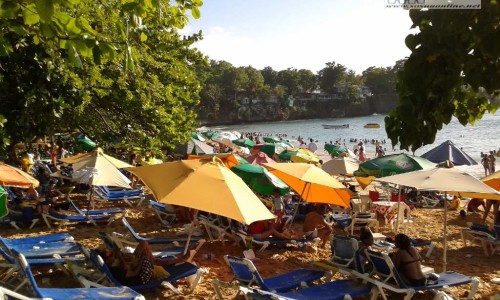 playa_llena_de_gente
